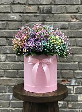 Цветочная композиция из Гипсофила и Розы в шляпной коробке в Синегорском