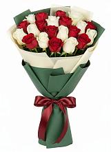 Букет Микс из красных и белых роз в Синегорском