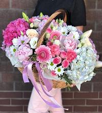 Цветочная композиция из Розы, Хризантемы, Пионы и Лизиантусы в корзине в Синегорском