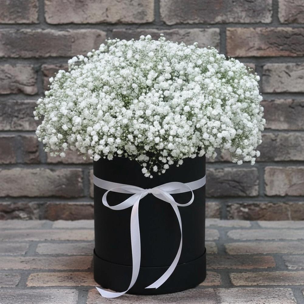 Цветочная композиция из Гипсофила в шляпной коробке в Синегорском