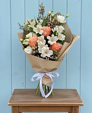 Букет цветов из:  Альстромерии, Лизиантусы, Розы и Хризантемы в Синегорском