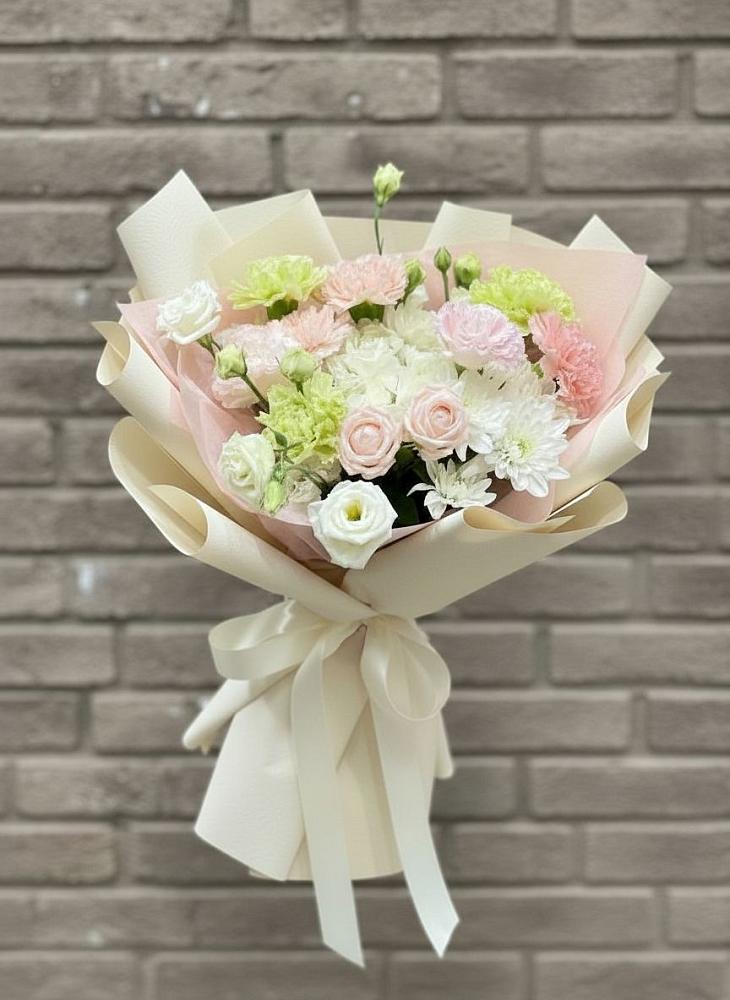 Букет цветов из: Гвоздики, Розы, Лизиантусы и Хризантемы в Синегорском