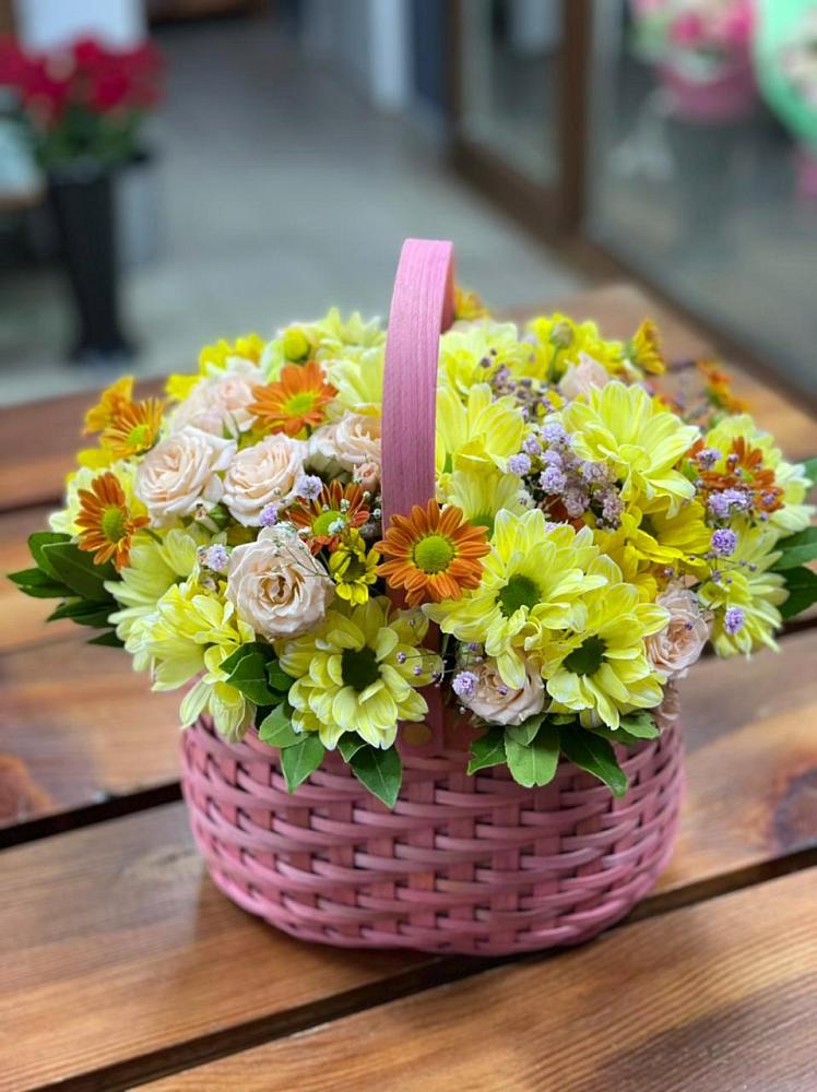 Цветочная композиция из Хризантемы и Розы в корзине в Синегорском
