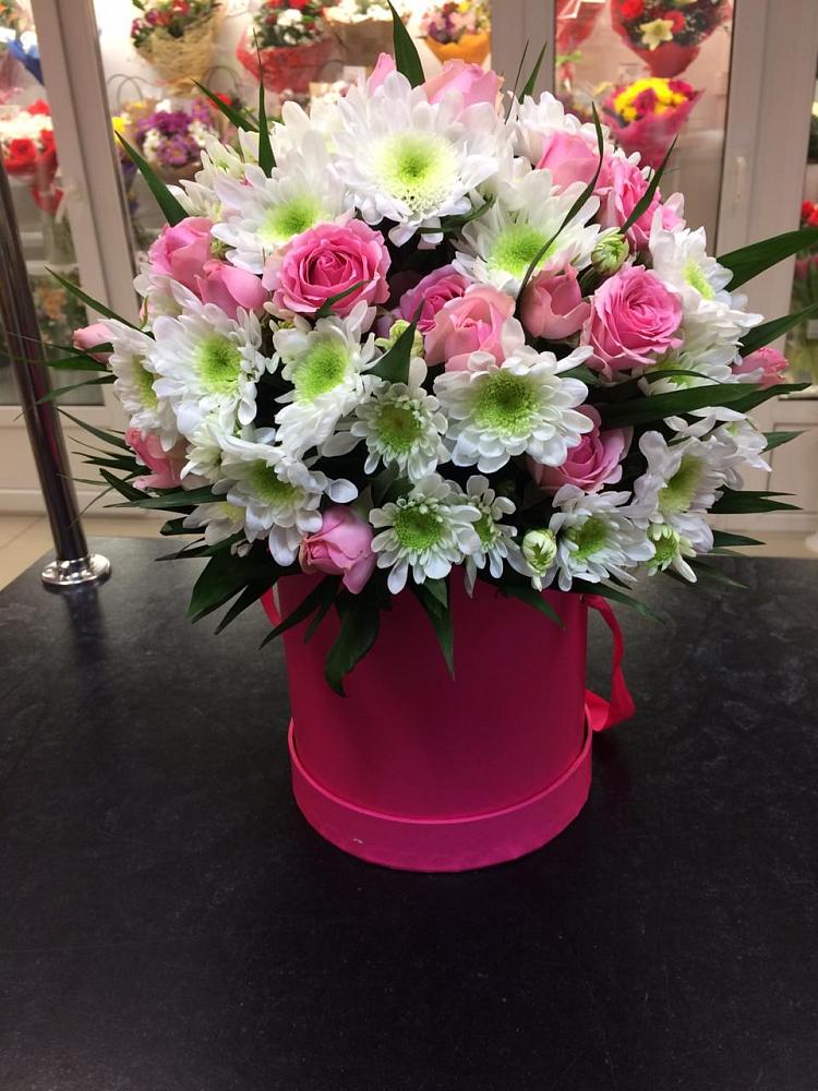 Цветочная композиция из Розы и Хризантемы в шляпной коробке в Синегорском