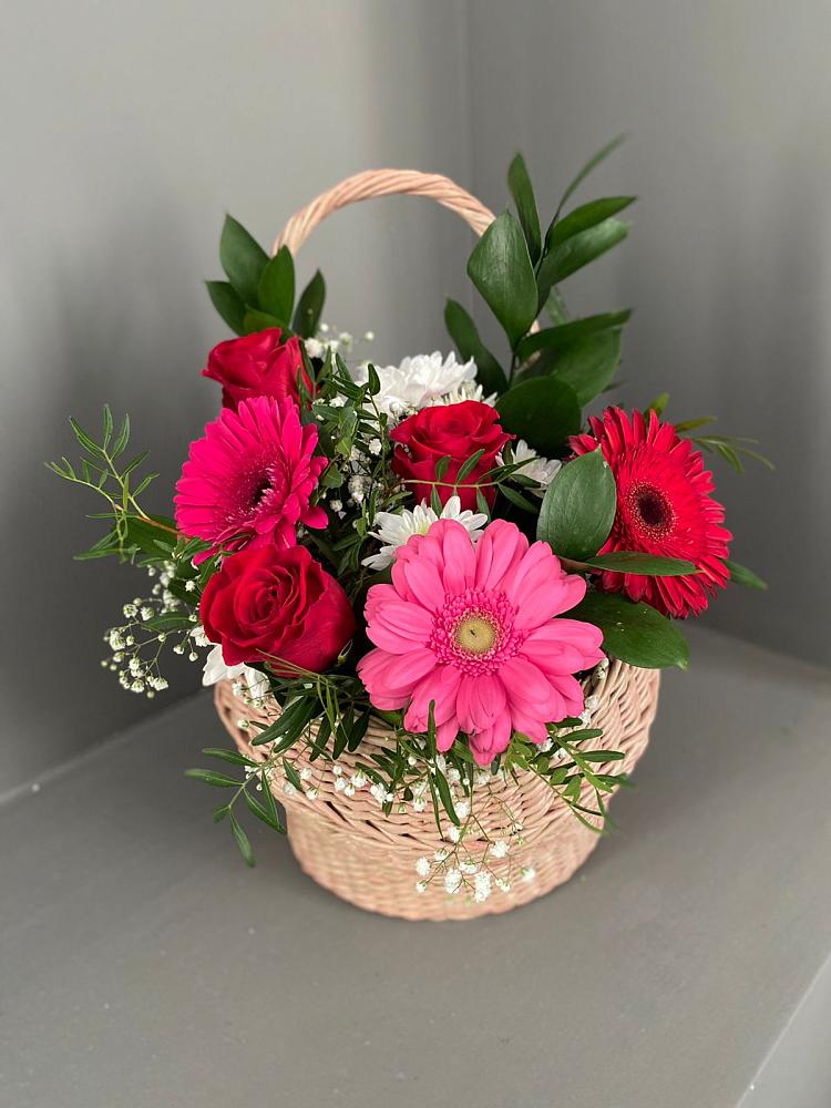 Цветочная композиция из Розы, Хризантемы и Герберы в корзине в Синегорском