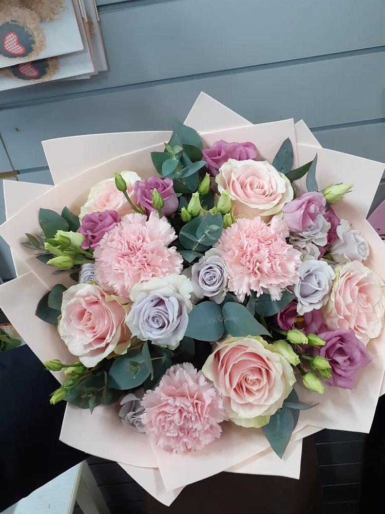 Букет цветов из: Розы, Гвоздики и Лизиантусы в Синегорском