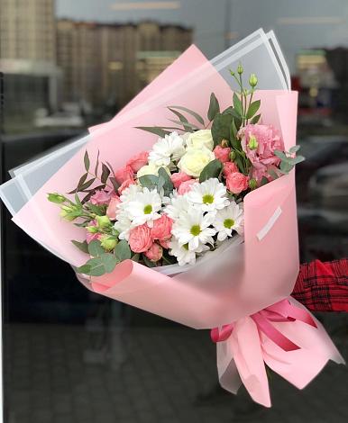 Букет цветов из: Розы, Лизиантусы и Хризантемы в Синегорском