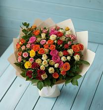 Букет Микс из разноцветных кустовых роз в Синегорском