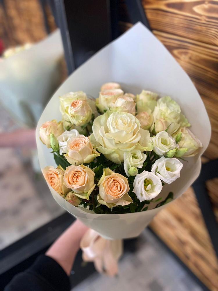 Букет цветов из: Розы и Лизиантусы в Синегорском